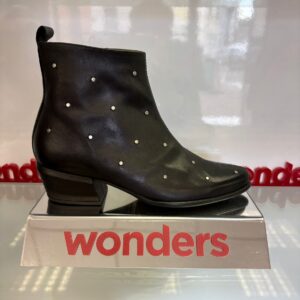 Wonders Black with stud detail