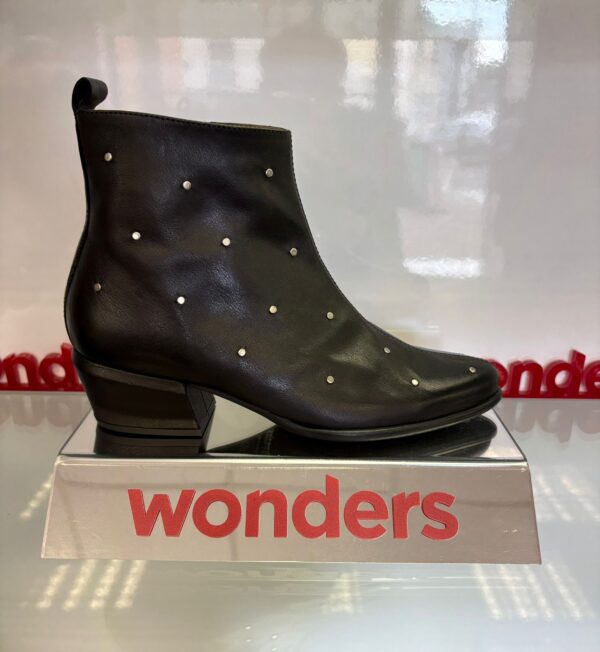Wonders Black with stud detail